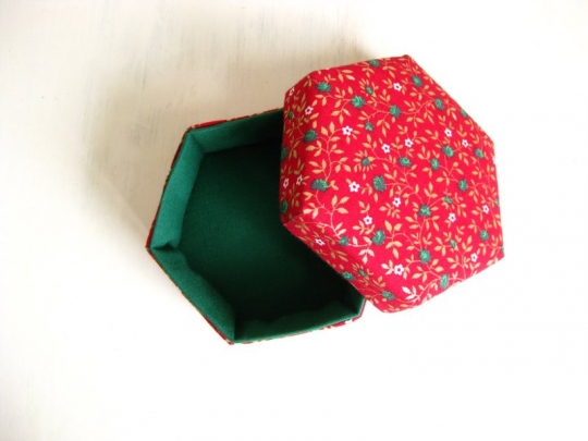 Christmas gift box, fabric covered, lidded img_2569.jpg