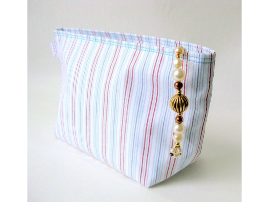 Pouch with zipper, beaded img_3864.jpg