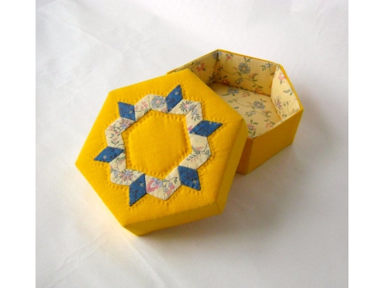 Quilted jewelry box, fabric covered, lidded img_4849.jpg